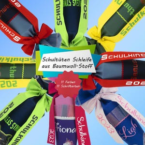 Könnte beinhalten: Eine Anordnung von Schultüten aus Baumwollstoff im Kreis, jede mit einer Schleife und Aufschriften wie 'Schulkind' und '2023'. Ein zentrales Schild trägt den Text 'Schultüten Schleife aus Baumwoll-Stoff' sowie '11 Farben 11 Schriftarten'.