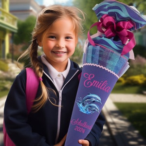 Cône d'école 70 cm comme coussin assorti au cartable des filles Cône de sucre pour l'école avec un dauphin.