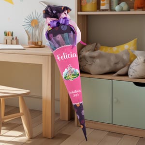 Könnte beinhalten: Rosa-lilafarbener Schultüte mit einem Schloss-Design und dem Namen "Felicia" sowie dem Text "Schulkind 2023".