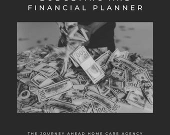 Puede incluir: Una imagen en blanco y negro de una pila de billetes de dólar estadounidense. Los billetes son todos de $ 100 y están esparcidos sobre una superficie. El texto "SMALL BUSINESS BUDGETING AND FINANCIAL PLANNER" está en la parte superior de la imagen y el texto "THE JOURNEY AHEAD HOME CARE AGENCY" está en la parte inferior de la imagen.