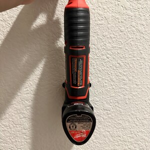 Puede incluir: Una bater&iacute;a de iones de litio Milwaukee 12V 2.0 Ah roja y negra para una herramienta el&eacute;ctrica. La bater&iacute;a tiene una etiqueta con el texto "Milwaukee 12V 48-11-2420 22 Wh Li-Ion JINR19/65 2.0 Ah Pat. US 7,554,990 Cells made in Korea or Malaysia wim A AVERTISSEMENT AADVERTENCIA".