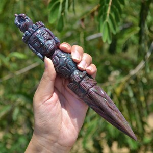 Phurba de rubí cianita de 9,5" / 445 g (0,98 libras) Phurba tallada a mano en rubí cianita / Tallado en rubí cianita