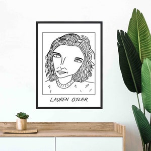 Könnte beinhalten: Schwarz-weiß-Linienzeichnung einer Person mit kurzen, welligen Haaren. Die Zeichnung befindet sich in einem weißen Rahmen mit schwarzem Rand. Der Text "LAUREN OYLER" befindet sich unter der Zeichnung.