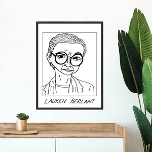 Könnte beinhalten: Schwarz-weiß-Zeichnung einer Person mit Brille. Die Zeichnung ist in einem schwarzen Rahmen gerahmt und der Name "Lauren Berlant" steht unter der Zeichnung.