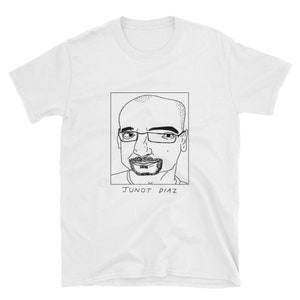 Puede incluir: Una camiseta blanca con un dibujo en blanco y negro de Junot Diaz. El dibujo está en un marco cuadrado con el texto "Junot Diaz" debajo del marco.