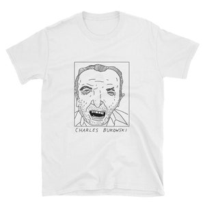 Puede incluir: Camiseta blanca con un dibujo en blanco y negro de la cara de Charles Bukowski. El texto "CHARLES BUKOWSKI" está debajo de la imagen.