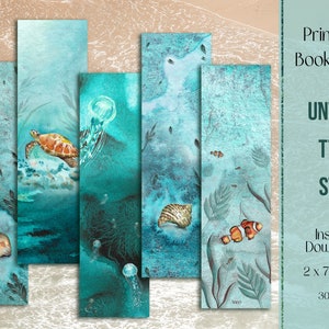 Könnte beinhalten: Satz von fünf druckbaren Lesezeichen mit Unterwassermotiven. Die Lesezeichen sind 5 x 18 cm groß und haben eine Auflösung von 300 dpi. Die Designs beinhalten eine Meeresschildkröte, Quallen, Muscheln und einen Clownfisch.