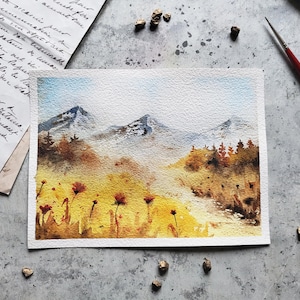 Piccolo paesaggio acquerello originale - Montagne, pini e campo giallo con fiori rossi, perfetto per decorazioni ispirate alla natura, arte murale