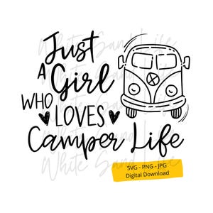 Könnte beinhalten: Schwarz-weiße Grafik mit dem Text "Just a Girl Who Loves Camper Life" und einer Illustration eines Wohnmobils. Enthält ein gelbes Banner mit "SVG - PNG - JPG Digital Download".