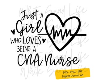 Pode incluir: Design gráfico preto e branco com um coração e uma linha de ECG. O texto diz "Just a Girl Who Loves Being a CNA Nurse".