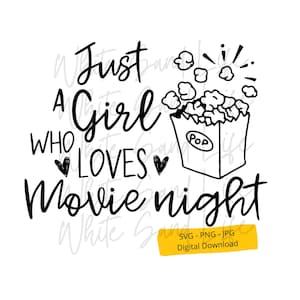 以下が含まれることがあります： 「Just a Girl Who Loves Movie Night」のテキストとポップコーンバケツのイラストが描かれた白黒グラフィック。 「SVG - PNG - JPG Digital Download」と書かれた黄色のバナーが含まれています。