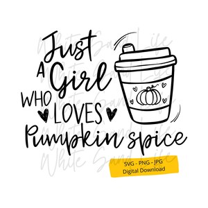 Puede incluir: Gráfico en blanco y negro con el texto "Just a Girl Who Loves Pumpkin Spice" y un dibujo de una taza de café con una calabaza y corazones. Una pancarta amarilla en la parte inferior dice "SVG - PNG - JPG Digital Download."