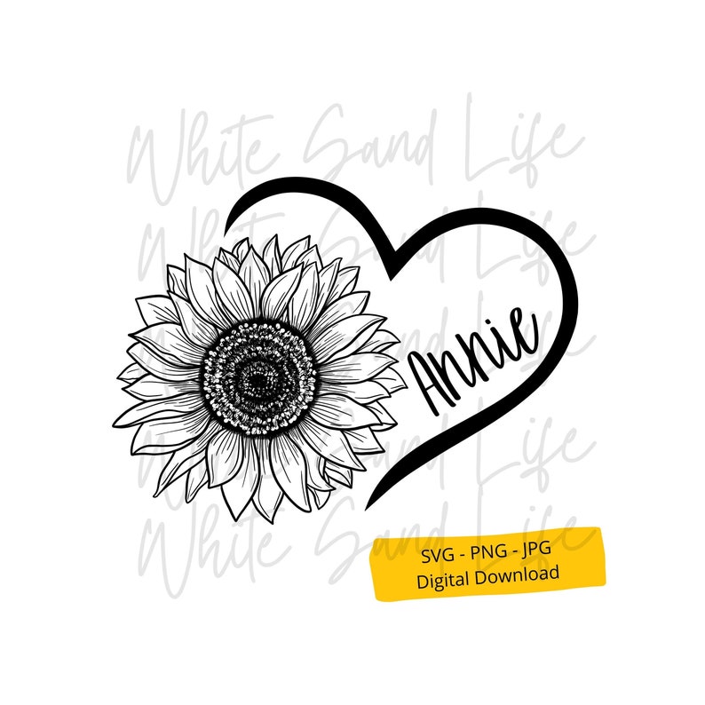Pu&ograve; includere: Disegno in bianco e nero a linee di un girasole con una forma di cuore intorno che dice "Annie" all'interno. Il testo "White Sand Life" &egrave; ripetuto sullo sfondo.