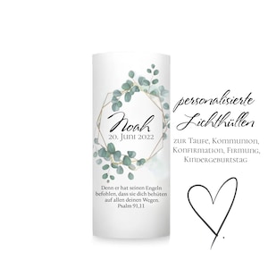 Könnte beinhalten: Personalisierte Kerze mit goldenem geometrischem Rahmen und Eukalyptusblättern. Der Text "Noah 20. Juni 2022" befindet sich im Rahmen. Die Kerze ist für Taufe, Kommunion, Konfirmation oder Geburtstag.