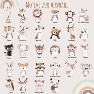 Pu&ograve; includere: Una collezione di ventiquattro illustrazioni di animali in stile acquerello disposte in una griglia su uno sfondo chiaro. Il testo MOTIVE ZUR AUSWAHL appare in alto. Ogni animale &egrave; etichettato con il suo nome in tedesco, tra cui giraffa, zebra, leone, lontra, scimmia, scoiattolo, tigre, rinoceronte, iena, orso, antilope, gufo, gatto, elefante, toro, riccio, cinghiale, topo, coniglio, volpe, procione, suricato, cervo, koala, cavallo, cervo, maialino e panda.