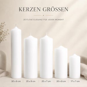 Pu&ograve; includere: Cinque candele cilindriche bianche di varie altezze e larghezze. Il testo recita KERZEN GR&Ouml;SSEN e ZEITLOSE ELEGANZ F&Uuml;R JEDEN MOMENT. Le dimensioni elencate sono 30 x 6 cm, 25 x 8 cm, 25 x 7 cm, 20 x 8 cm e 17 x 7 cm.