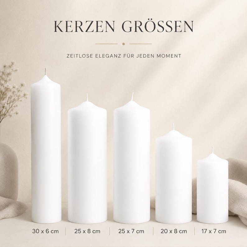 Pu&ograve; includere: Cinque candele cilindriche bianche di varie altezze e larghezze. Il testo recita KERZEN GR&Ouml;SSEN e ZEITLOSE ELEGANZ F&Uuml;R JEDEN MOMENT. Le dimensioni elencate sono 30 x 6 cm, 25 x 8 cm, 25 x 7 cm, 20 x 8 cm e 17 x 7 cm.