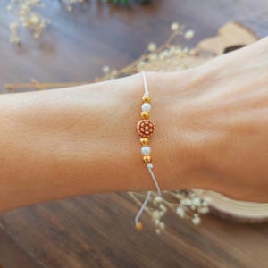 Macrame band, macrame bracelet, minimalist bracelet, bracelet with wooden beads, friendship bracelet, adjustable bracelet