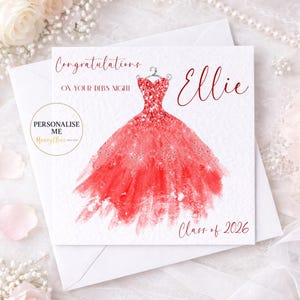 Peut inclure: Une carte de vœux carrée avec une illustration de robe de bal rouge scintillante sur un cintre. Le texte indique : Congratulations ON YOUR DEBS NIGHT, Ellie, et Class of 2026. Un badge circulaire indique : PERSONALIZE ME Honey Clove DESIGNS.