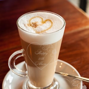 Tasse en verre à latte gravée et gravée