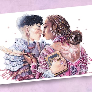 Peut inclure: Impression d'art à l'aquarelle représentant deux personnages dans des tenues ornées d'inspiration fantastique, s'embrassant. L'un tient une plume et l'autre un livre avec le mot "Beyond". L'œuvre présente des roses, bleus et ors doux, avec un thème céleste.