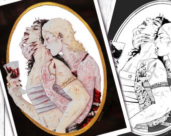 Op de afbeelding: Twee kunstdrukken, één in kleur en één in zwart-wit, beelden een romantische scène uit. De kleurenprint toont twee figuren die elkaar omarmen, waarbij één een glas rode vloeistof vasthoudt. De zwart-wit print toont dezelfde scène. Beide zijn ingelijst.