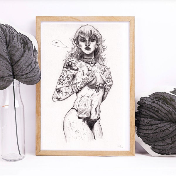 Illustration "Ostomy" - Feministischer Kunstdruck Body Positive (Reproduktion A5 A4 A3) - Skizze einer tätowierten starken Frau - Unsichtbare Behinderung