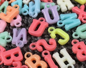 100 14mm Mixed Pastel Color Acrylic Alphabet Beads Random Drop Letter Bead