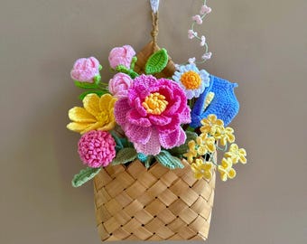 Cesta de pared con ramo de flores de ganchillo hecha a mano, cesta colgante de bambú tejida, decoración floral para pared, decoración rústica de granja, idea de regalo hecha a mano