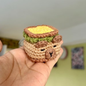 Capybara burger crochet doll/keyring