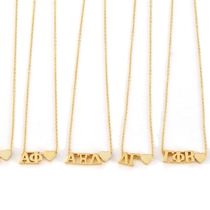 Amor de hermandad: collar dorado con letras griegas y corazón