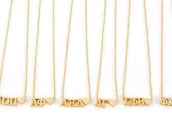 Amor de hermandad: Collar dorado con letras griegas y corazón