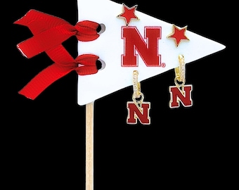 Conjunto de pendientes con banderines: Universidad de Nebraska
