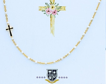 Collar de cuentas esmaltadas con cruz lateral de oro de Pascua.