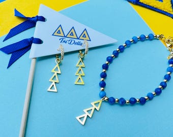 Pendientes de letras griegas de hermandad en aros Huggie.