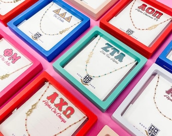 Collar de hermandad: collar de cuentas esmaltadas con letras griegas engastadas a un lado
