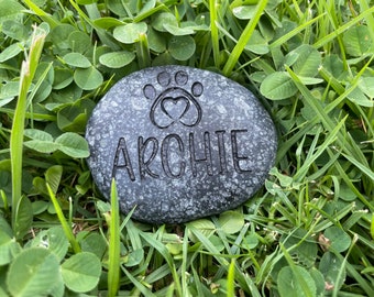 Marcador de tumba para mascotas / Piedra conmemorativa grabada personalizada / Regalo para la pérdida de una mascota / Piedra conmemorativa para mascotas / Recuerdo para perros / Lápida para perros / Piedra para jardín
