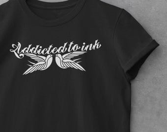 Addicted to Ink T-Shirt: Tattoo-Liebhaber-Körperkunst-T-Shirt
