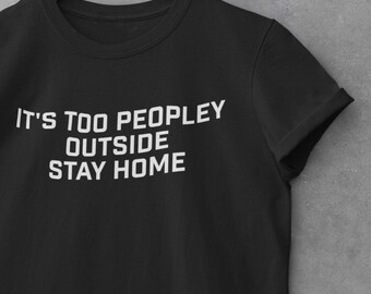 Puede incluir: Camiseta negra con texto blanco que dice "Hay demasiada gente afuera, quédate en casa."