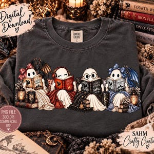 Peut inclure: Un t-shirt gris anthracite avec un motif représentant quatre fantômes blancs lisant des livres intitulés Fourth Wing, Iron Flame, Onyx Storm et Threshing Day. Les fantômes portent des accessoires comme des nœuds, des casques et des lunettes.