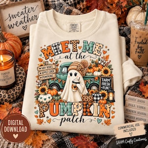 Puede incluir: Una sudadera de cuello redondo color crema con un estampado gráfico de un fantasma con gorro que sostiene una taza de café, una camioneta azul verdoso, calabazas, girasoles y el texto Meet me at the pumpkin patch.