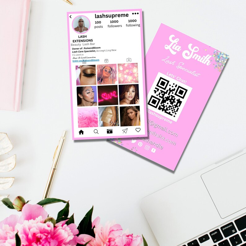 Może przedstawiać: R&oacute;żowa wizyt&oacute;wka z kodem QR, tekstem "Lia Smith Lash Specialist Lets' Chat!" i nazwą profilu w mediach społecznościowych "lashsupreme".