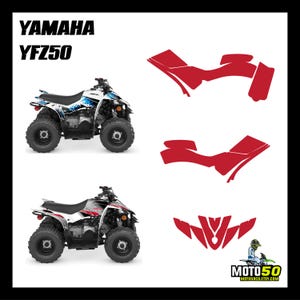 Pode incluir: A imagem apresenta dois ATVs Yamaha YFZ50, um com detalhes em azul e branco, o outro em vermelho e preto. São exibidos decalques gráficos vermelhos, juntamente com o texto "YAMAHA YFZ50". O logotipo da loja Etsy MOTO50 está no canto inferior direito.