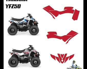 Può includere: L'immagine presenta due ATV Yamaha YFZ50, uno con dettagli blu e bianchi, l'altro con rosso e nero. Sono esposte decalcomanie grafiche rosse, insieme al testo "YAMAHA YFZ50". Il logo del negozio Etsy MOTO50 si trova in basso a destra.