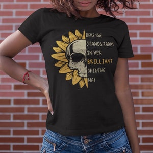 Hier steht sie heute in ihrem strahlend glänzenden Weg- Elder Emo Shirt- Pop Punk Shirt