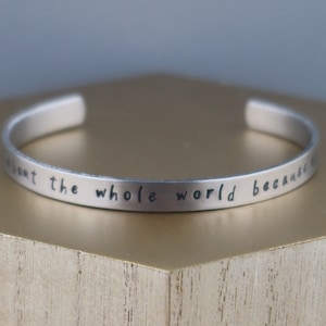 Pulsera de metal estampada inspirada en Castiel sobrenatural