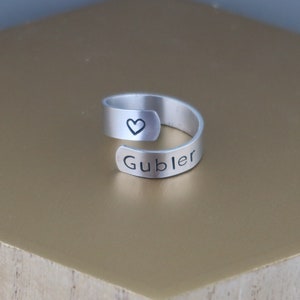 Op Matthew Grey Gubler geïnspireerde metalen gestempelde wikkelring - Gubler - Spencer Reid - handgemaakt - handgestempeld - aluminium - zilver