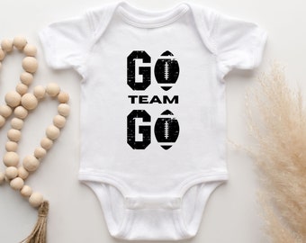 Game Day Onesie®. Zniszczone body niemowlęce Football Rib. Strój na Super Bowl. Unisex Onesie®. Sunday Funday. Go Team Go. Urocze ubranko dla niemowląt.