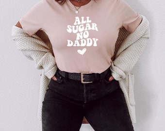 All Sugar No Daddy Tee. Modny T-shirt z okrągłym dekoltem. Koszulka retro. Odlotowa czcionka. Sarkastyczna, zabawna koszulka. Pomysł na prezent. Unisex. Krótki rękaw.