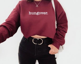 Bluza Hungover. Przytulny strój domowy. Modny sweter z okrągłym dekoltem. Sarkastyczny, zabawny sweter. Pomysł na prezent. Sweter unisex. Minimalistyczna koszulka z grafiką.